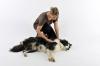 Femme faisant les gestes de premier secours sur un chien